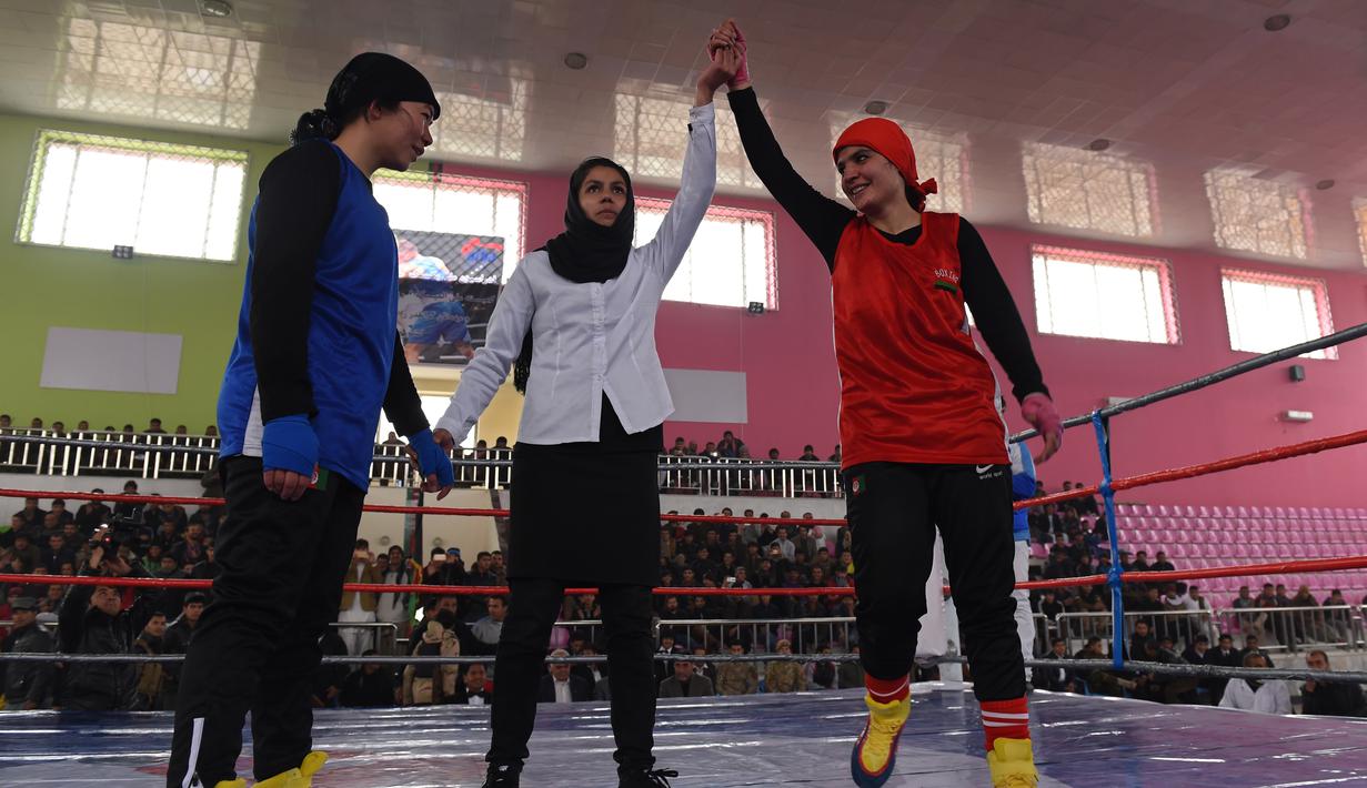 Sadaf Rahimi, gadis berusia 19 tahun ini memenangi seleksi jelang kompetisi tinju antar provinsi di Stadion Ghazi, Kabul, Afganistan, (21/12/2015). (AFP/Shah Marai)
