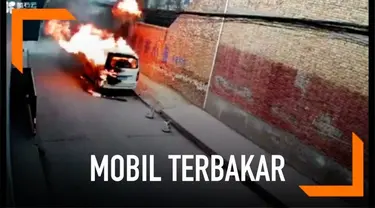 Sebuah mobil pembawa tabung gas terbakar dan meledak. Akibatnya sang pengemudi tewas di tempat.