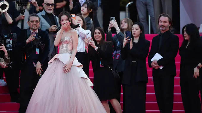 Jisoo BLACKPINK bak Putri Disney Saat Terima Piala di Cannes, Pakai Perhiasan Rp3 Miliar