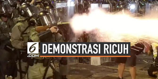 VIDEO: Ricuh, Detik-Detik Polisi Hong Kong Tembakkan Gas Air Mata