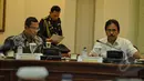 Menteri Perindustrian dan Menteri Perekonomian saat menghadiri rapat terbatas di Kantor Presiden, Jakarta, Senin (6/4/2015). Rapat membahas tentang ketersediaan beras nasional (Liputan6.com/Faizal Fanani)