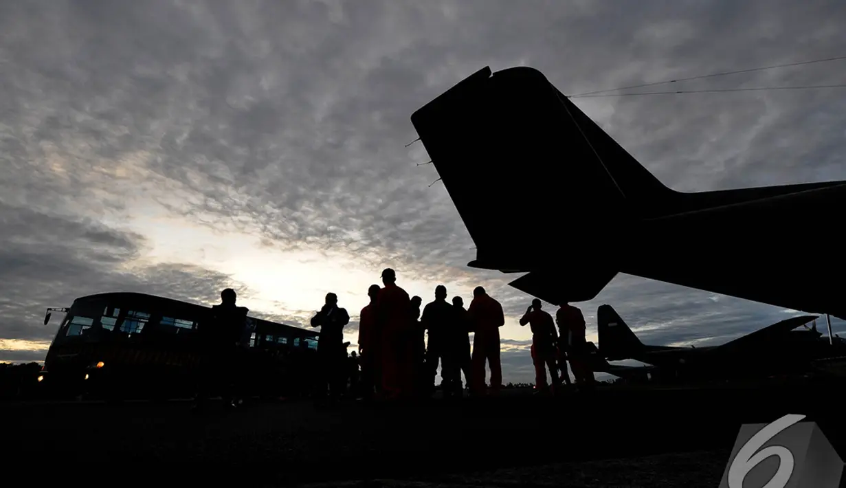 Tim Pencari AirAsia QZ8501 saat bersiap-siap sebelum melakukan pencarian AirAsia QZ8501, Perairan Pangkalan Bun, Kalimantan, Selasa (30/12/2014). (Liputan6.com/Miftahul Hayat) 