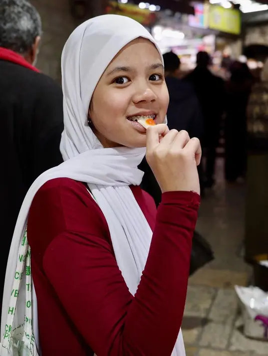 Meski belum sepenuhnya menutup aurat, penampilan Safeea mengenakan hijab tetap dipuji oleh netizen. Sebelumnya, saat kecil Safeea juga pernah mencuri perhatian dengan penampilan memakai hijab. Saat itu, ia juga dipuji cantik seperti ibunya. (Liputan6.com/IG/@mulanjameela1)