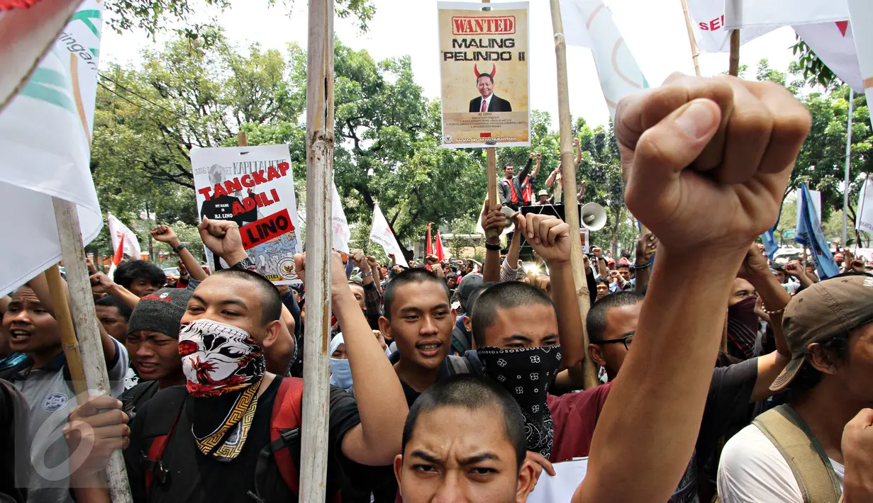 Pengunjuk rasa yang tergabung dalam Gerakan Nasionalisasi Aset (GANAS) meneriakan orasinya di depan kantor Kementerian BUMN, Jakarta, Selasa (6/10). Mereka menuntut Dirut Pelindo II RJ Lino turun dari jabatannya. (Liputan6.com/Immanuel Antonius)