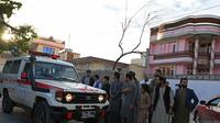 Sebuah ambulans mengangkut korban luka-luka pasca ledakan di sebuah masjid di Kabul, Afghanistan Jumat (29/4). (AFP)