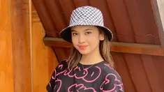 Gaya simpel bintang film 7 Hari Sebelum 17 Tahun dengan kaos bermotif dan topi bucket hitam-putih ini bisa ditiru jadi OOTD sehari-hari. (Liputan6.com/IG/@lyodraofficial)