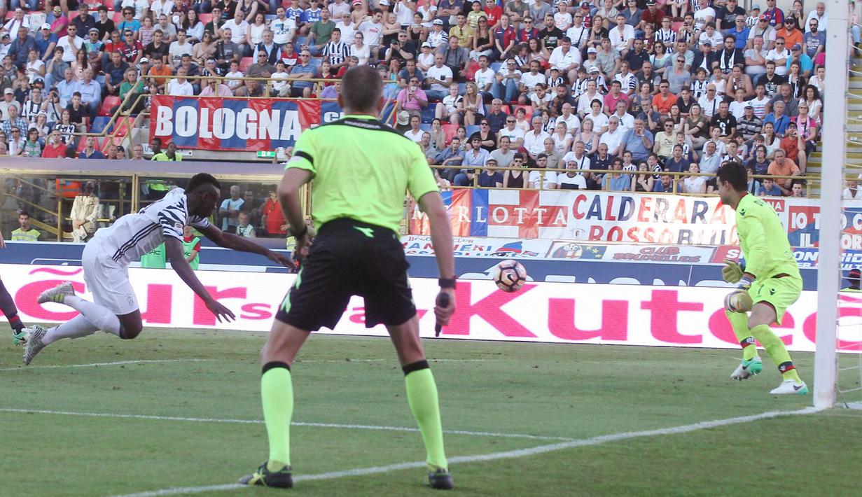 Penyerang Juventus, Moise Kean, mencetak gol ke gawang Bologna pada giornata terakhir Liga Italia Serie A 2016-2017 di Stadion Renato Dall'Ara, Minggu (28/5/2017). Juventus menang 2-1. (EPA/Giorgio Benvenuti)
