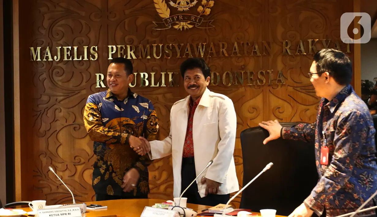 Ketua MPR Bambang Soesatyo (kiri) bersalaman dengan Kepala BPIP Yudian Wahyudi saat menggelar pertemuan di Ruang Ketua MPR, Kompleks Parlemen, Jakarta, Selasa (10/3/2020). Pertemuan tertutup tersebut membahas kerja sama antara MPR dengan BPIP. (Liputan6.com/Johan Tallo)