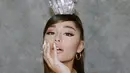 Ariana Grande hampir selalu tampil dengan bold makeup yang jadi ciri khasnya, membuatnya semakin memesona dengan nuansa warna makeup yang pas dengan tone kulitnya. Foto: Instagram.