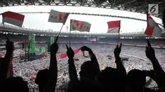 Pendukung pasangan Capres dan Cawapres nomor urut 01, Jokowi - Ma'ruf Amin saat mengikuti kampanye akbar di Stadion Gelora Bung Karno (SGBK), Jakarta, Sabtu (13/4). Kampanye akbar tersebut bertajuk konser putih bersatu. (Liputan6.com/Angga Yuniar)