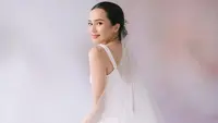 Beby Tsabina mengunggah beberapa potret terbaru dirinya mengenakan sebuah gaun pengantin berwarna putih. [Foto: Instagram/bebytsabina]