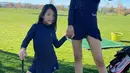 Farah Quinn juga mengunggah potret dirinya sedang bermain golf bersama putrinya dengan pakaian yang serasi. Mengenakan atasan lengan panjang dan mini skirtnya.  [@farahquinnofficial]