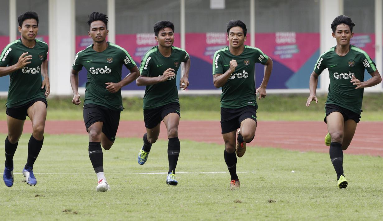 Para pemain Timnas Indonesia U-22, melakukan sprint saat latihan di Stadion Madya Senayan, Jakarta, Selasa (29/1). Latihan ini merupakan persiapan jelang Piala AFF U-22. (Bola.com/Yoppy Renato)