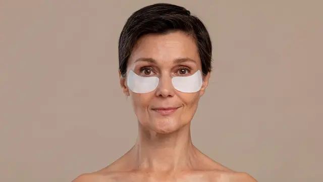 Rahasia Awet Muda, Tips Jitu Menggunakan Wrinkle Patch untuk Mengurangi Kerutan di Wajah (Foto dok : Freepik/freepik)