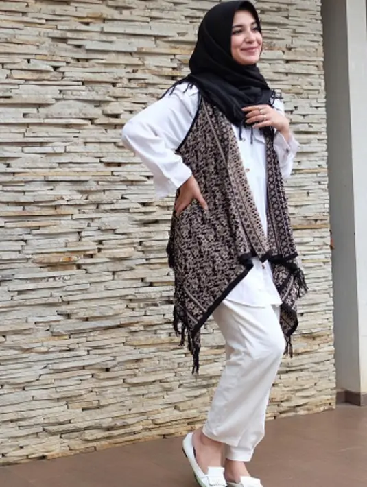 Penampilan Shireen Sungkar sangat sempurna dengan hijab dan tatanan rias yang sederhana makin membuat kecantikannya terlihat natural. Tak hanya itu, para netizen selalu memberikan komentar positif tentang gaya hijabnya. (instagram/Bintang.com)