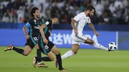 Pemain Al Jazira, Ali Mabkhout, mengontrol bola saat pertandingan melawan Real Madrid pada laga semifinal Piala Dunia Antarklub 2017 di Stadion Zayed Sport City, Rabu (13/12/2017). Real Madrid menang 2-1 atas Al-Jazira. (AP/Hassan Ammar)