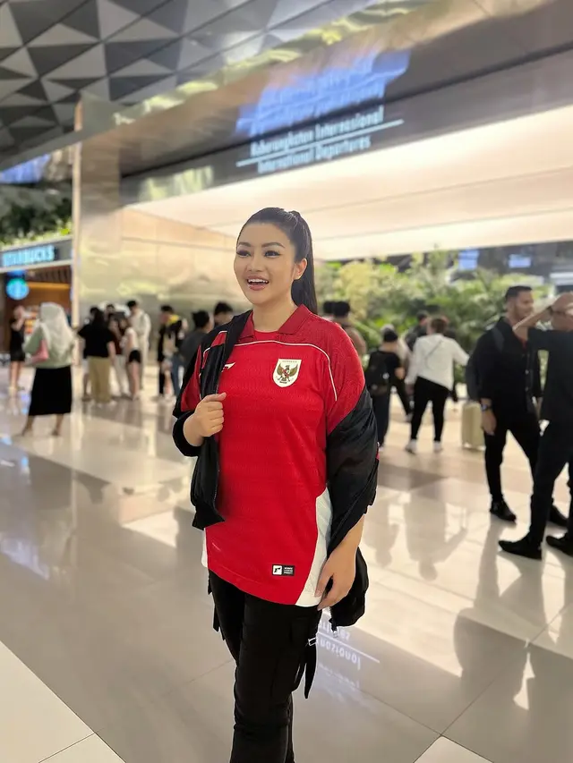 6 Potret Fitri Carlina Berangkat ke Australia, Persiapan Kawal Timnas Indonesia