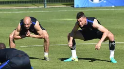 Pemain Prancis, Laurent Koscielny (kanan) dan Christophe Jallet tengah serius berlatih di Centre d'Entrainement Robert Louis-Dreyfus, Marseille, (6/7/2016). (EPA/Peter Powell)