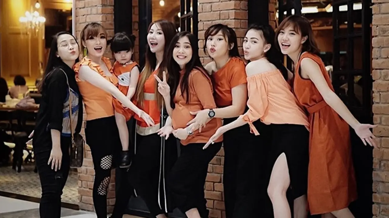 5 Pesona Christy Cherrybelle Pamer Baby Bump, Masih Terlihat Imut