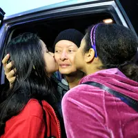 Yana Zein beberapa bulan belakangan ini terus berjuang melawan kanker yang dideritanya. Berangkat ke Cina menerima tawaran pengobatan bebas biaya itu, Yana mendapat suntikan semangat dari kedua buah hatinya. (Adrian Putra/Bintang.com)