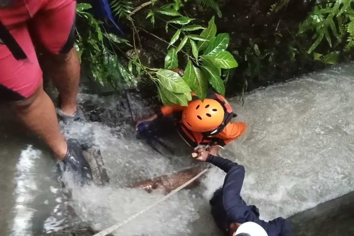 Evakuasi bule wanita korban banjir di Badung. (Antara)