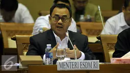 Menteri ESDM Sudirman Said memberikan penjelasan saat raker dengan Komisi VII, Jakarta (2/3). Rapat membahas tarif listrik, penerapan subsidi listrik untuk rumah tangga miskin dan evaluasi peralatan pembangkit listrik existing. (Liputan6.com/Johan Tallo)