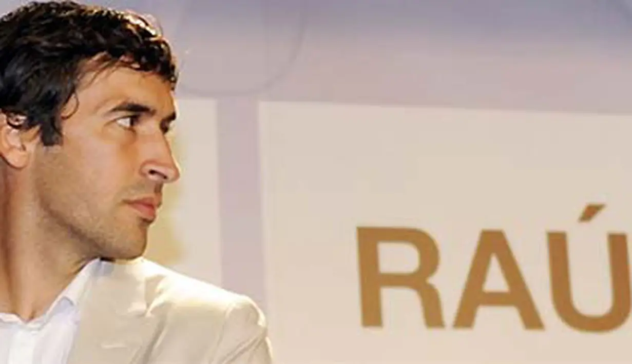 Striker Real Madrid Raul Gonzalez di acara peluncuran bukunya, "Raul, The triumph of values" (Raul, El triunfo de los valores) di Madrid, 1 Juni 2010. AFP PHOTO / DOMINIQUE FAGET