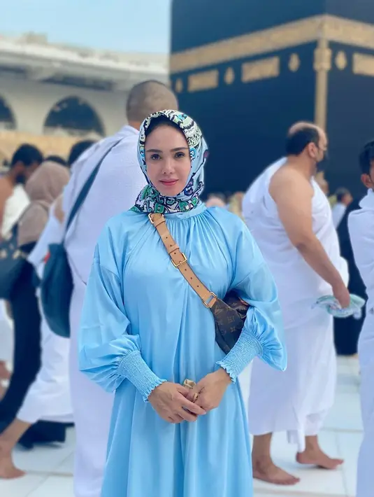 Belum lama ini, Yuni Shara terlihat menunaikan ibadah umrah. Kakak kandung Krisdayanti ini mengunggah foto-fotonya saat mengenakan hijab di Tanah Suci. Ia berpose di depan Ka’bah dengan balutan gamis biru dan hijab motif. Penampilan penyanyi berusia 50 tahun itu pun banjir pujian dari warganet. (Liputan6.com/IG/@yunishara36)