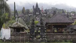 Umat Hindu menggelar upacara Purnama Kapat di Pura Besakih, Karangasem, Bali, Kamis (5/10). Pura Besakih di Desa Besakih ditetapkan dalam zona KRB II karena berjarak sekitar sembilan kilometer dari puncak kawah Gunung Agung. (Liputan6.com/Gempur M Surya)