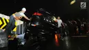 Petugas mengevakuasi mobil pajero yang menabrak pagar pembatas pembangunan proyek  stasiun Mass Rapid Transit (MRT) di belakang Polda Metro Jaya, Jakarta, Jumat (25/1). Tidak ada korban jiwa dalam kecelakaan tunggal tersebut. (Merdeka.com/Dwi Narwoko)