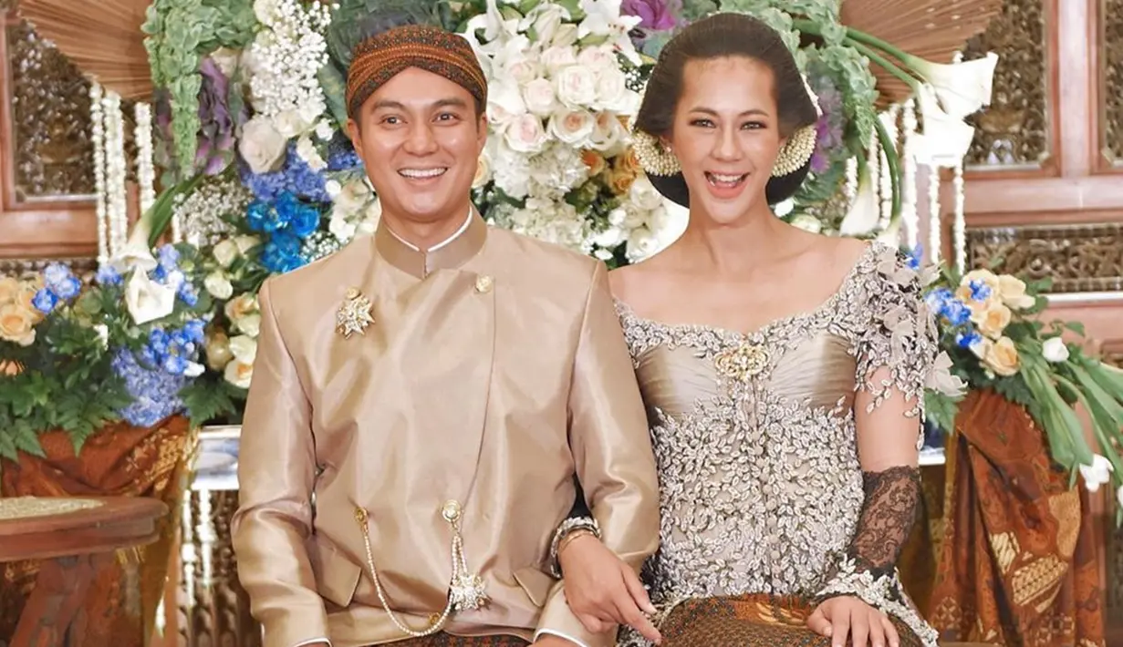 Raut bahagia terlihat di wajah pasangan yang menikah pada 22 November 2018. Keduanya menggelar acara 7 bulanan atau Mitoni di The Tribrata, Jakarta Selatan pada Sabtu (22/10/2019) lalu. (Liputan6.com/IG/@paula_verhoeven)