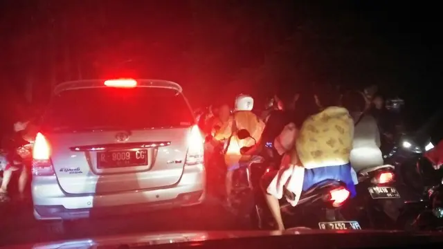 Ribuan warga Cilacap mengungsi ke perbukitan akibat peringatan dini tsunami menyusul gempa 6,9 SR. (Foto: Liputan6.com/Muhamad Ridlo/Basarnas CLP)