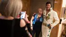 Kontestan asal Belanda, Casper Slee berpose untuk difoto bersama penggemar setelah mengikuti Kejuaraan Elvis Eropa di Hilton Metropole Hotel di Birmingham, Inggris (5/1). (AFP Photo/Oli Scarff)