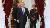 Menteri Pertahanan (Menhan) Amerika Serikat (AS) James Mattis (kiri depan) berjalan saat akan bertemu Presiden Jokowi di Istana Merdeka, Jakarta, Selasa (23/1).  Pertemuan membahas sejumlah isu. (Liputan6.com/Angga Yuniar)