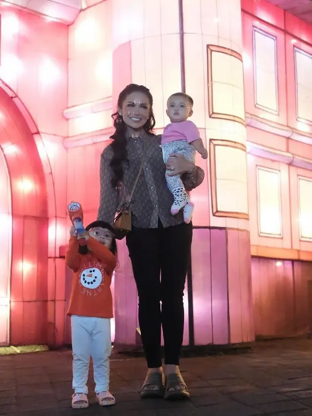 Krisdayanti Saat Idul Adha dan Liburan di Malang Bersama Dua Cucu. [@krisdayantilemos]