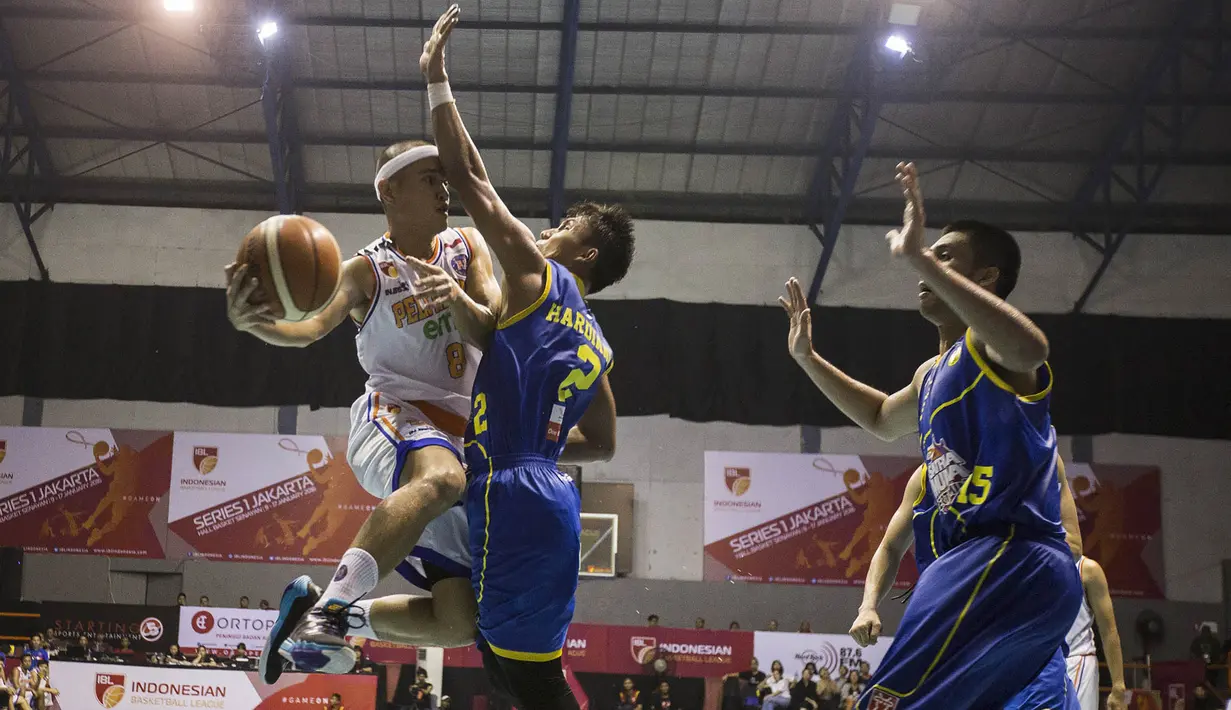 Pebasket Pelita Jaya, Faisal Julius, terbentur tangan pebasket Satria Muda, Hardianus, pada laga IBL seri 1 di Hall A Senayan, Jakarta, Sabtu (16/1/2016). (Bola.com/Vitalis Yogi Trisna)