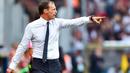 Gaya pelatih Juventus, Massimiliano Allegri memberikan petunjuk kepada pemainnya saat melawan Genoa pada lanjutan Serie A di Luigi Ferraris Stadium, Genoa (26/8/2017).  Juventus menang 4-2. (Simone Arveda/ANSA via AP)