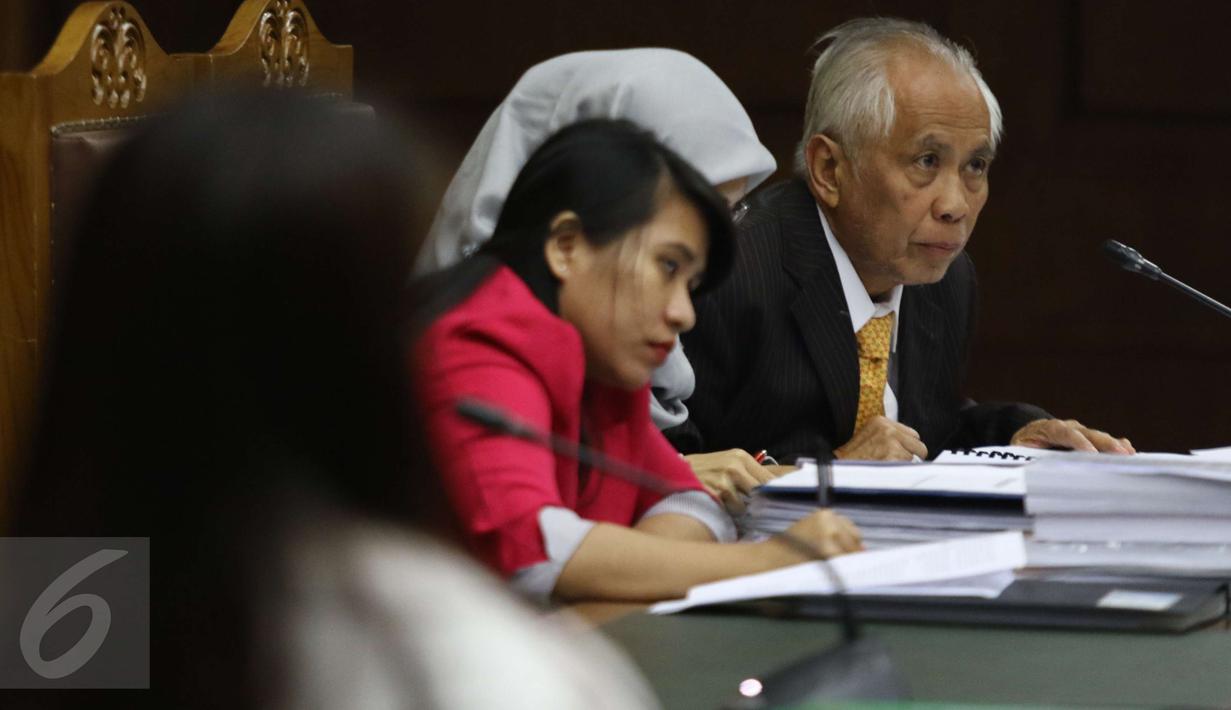Terpidana suap hakim Pengadilan Tata Usaha Negara Medan Otto Cornelis Kaligis (kiri) saat sidang Peninjauan Kembali (PK) di Pengadilan Negeri Jakarta Pusat, Jakarta, Senin (13/3). (Liputan6.com/Helmi Afandi)