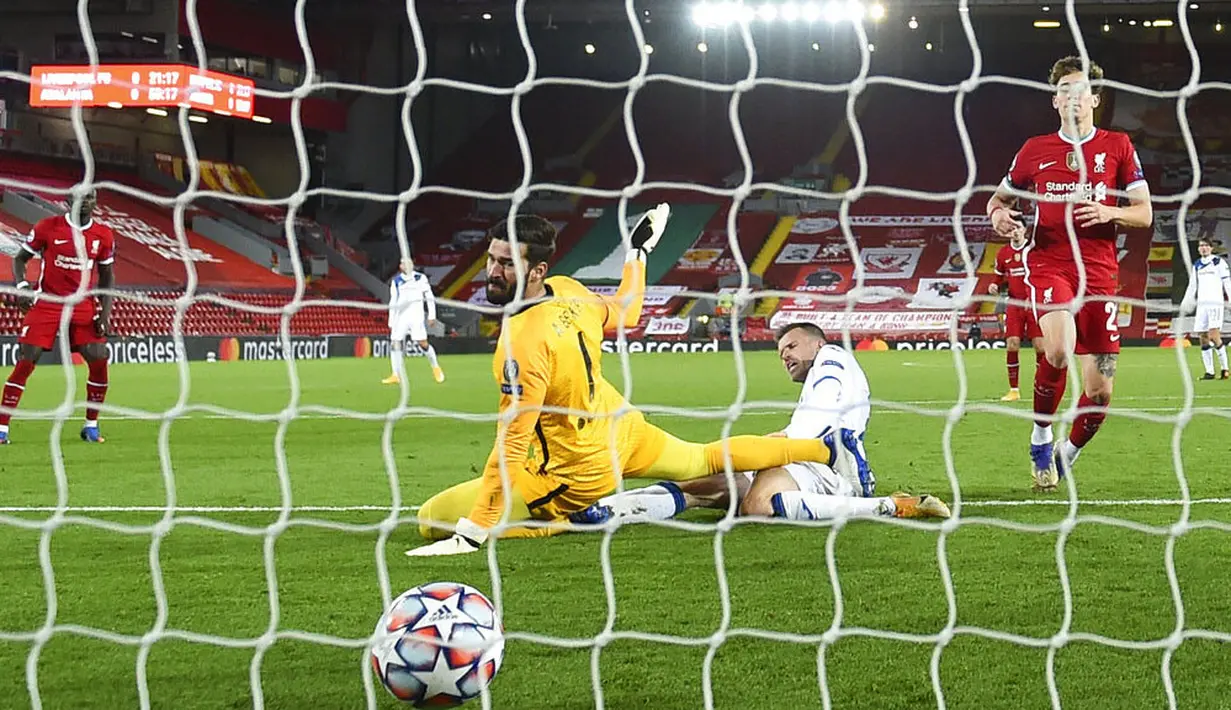 Pemain Atalanta, Josip Ilicic, mencetak gol ke gawang Liverpool pada laga Liga Champions di Stadion Anfield, Kamis (26/11/2020). Liverpool takluk dengan skor 0-2. (Laurence Griffiths/Pool via AP)