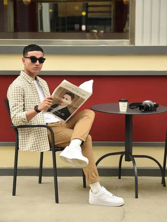 Berkarier di dunia modelling, enggak heran kalau gayanya begitu luwes di depan kamera. Fadly juga seringkali berpose untuk majalah fashion.(Liputan6.com/IG/@fadlyfsl_)