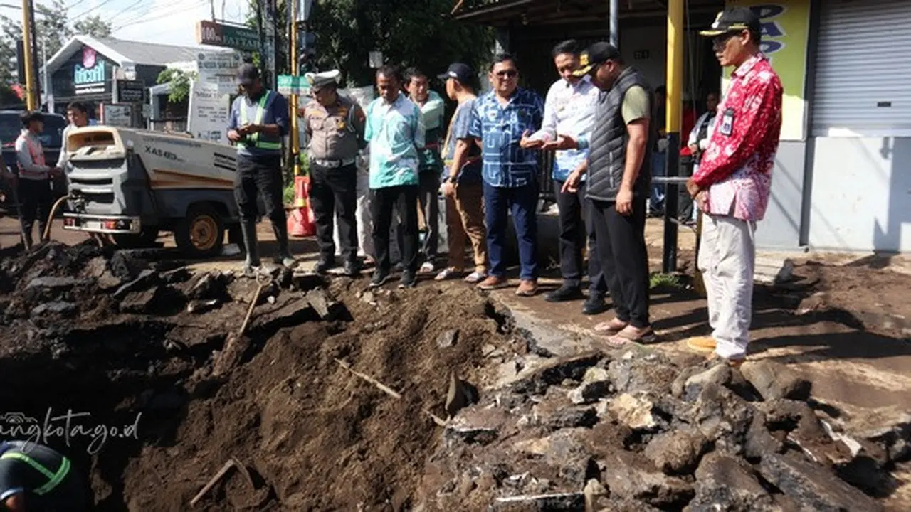 Jalan ambles di Sawojajar Malang merusak pipa PDAM. (Istimewa)