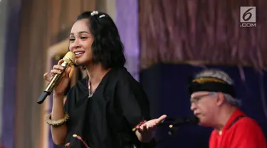 Andien saat berduet dengan Iwan Fals konser Situs Budaya: Nusa Tenggara Barat, Kerajaan Lombok & Bima di Panggung Kita, Depok Sabtu (3/3). Mereka membawakan lagu Seperti Matahari, Asmara dan Pancaroba dan  Barang Antik. (Liputan6.com/Arya Manggala) 