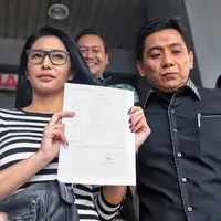 Tyas Mirasih akhirnya membuat laporan ke polisi. Rabu, (21/3) pukul 11.15 WIB Tyas mendatangi Polda Metro Jaya didampingi oleh kuasa hukumnya, Sandy Arifin. (Adrian Putra/Bintang.com)
