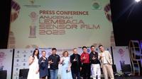(Kiri-kanan) Agla Artalidia, Waode POPA, Indra Mulyanto (VP Creative IEP), Harsiwi Achmad (Direktur Programming SCM), Rommy Fibri Hardiyanto (Ketua Lembaga Sensor Film), dr. Iqhbal LIDA, Indy Gunawan, dan Hari Putra. Anugerah Lembaga Sensor Film 2023. (ist)