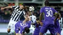 Bek Juventus, Leonardo Bonnuci (kiri) berebut bola dengan pemain Fiorentina pada leg kedua Semifinal Coppa Italia di stadion Artemio Franchi,Italia, Rabu (8/4/2015). Juventus menang 3-0 atas Fiorentina. (AFP PHOTO/Filippo Monteforte)