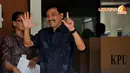 Andi Mallarangeng mengembangkan jarinya membentuk angka 7 yang   merupakan nomor urut Partai Demokrat (Liputan6.com/Johan Tallo)