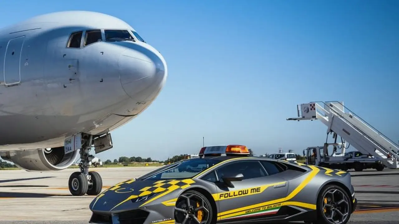Bandara Ini Pakai Lamborghini Huracan Jadi Mobil Penuntun Pesawat (Carscoops)