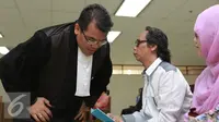 Mandra Naih (kanan) saat berbincang dengan kuasa hukumnya sebelum  menjalani sidang lanjutan di Pengadilan Tipikor, Jakarta, Senin (31/8/2015). Sidang ini beragendakan pembacaan eksepsi atau nota keberatan dari terdakwa. (Liputan6.com/Herman Zakharia)