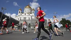 Para pelari berkompetisi dalam Moscow Half Marathon di Moskow, Rusia (2/8/2020). Lebih dari 9.500 pelari mengikuti Moscow Half Marathon dengan menerapkan protokol kesehatan saat pandemi Covid-19. (Xinhua/Alexander Zemlianichenko Jr)
