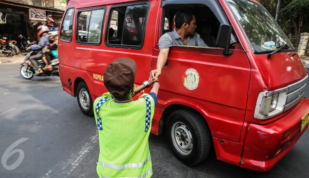 Pria kelahiran Aceh 68 tahun silam ini kesehariannya berada di pertigaan Jalan Suci, tepatnya Jalan Raya Bogor KM.24 persis di samping Pool Bus Mayasari Bakti, Jakarta, Minggu (20/9/2015). (Liputan6.com/Faizal Fanani)
